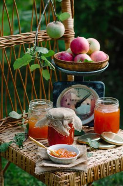 Ev yapımı tatlı elma reçel - organik sağlıklı gıda. Rustik tarzı bir hasır sandalye üzerinde doğada fotoğraf