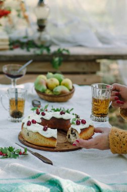 Sonbahar dekorasyonları rustik zemin üzerine beyaz sır kek tarçın ile kaplı