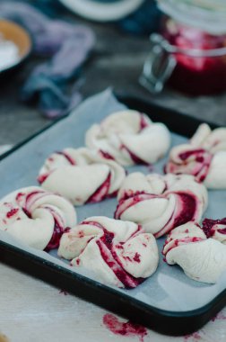 Tepsi pişirme üzerinde ahududu ile buns