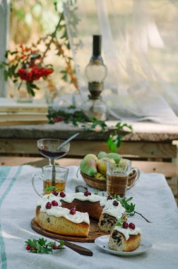 Sonbahar dekorasyonları rustik zemin üzerine beyaz sır kek tarçın ile kaplı