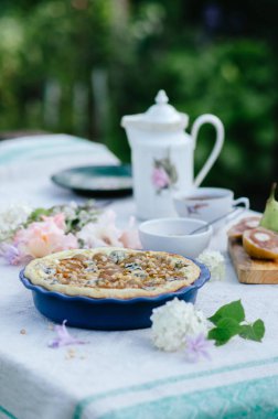 Pasta whith armut, çam fıstığı ve mavi peynir seramik formunda, çok lezzetli ve lezzetli kek.