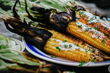 Eski tablo açık havada lezzetli ızgara mısır koçanı.