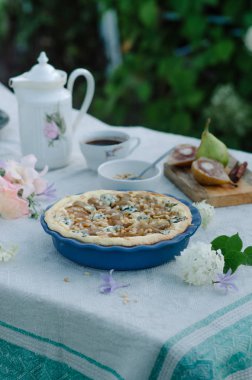 Pasta whith armut, çam fıstığı ve mavi peynir seramik formunda, çok lezzetli ve lezzetli kek.