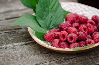 Ahududu rustik tarzı eski ahşap masa ile el yapımı tabak