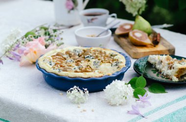 Pasta whith armut, çam fıstığı ve mavi peynir seramik formunda, çok lezzetli ve lezzetli kek.