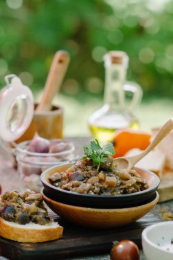 Geleneksel kafkas sote demlenmiş patlıcan, biber, soğan, domates ve rustik tarzı eski arka plan üzerinde otlar dan