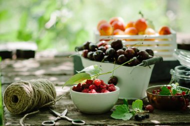 Taze meyveleri ve rustik ahşap arka plan üzerinde vintage ahşap kutu meyve karışımı. Çiğ sağlıklı gıda. Çeşitli yaz meyveleri ve meyve.