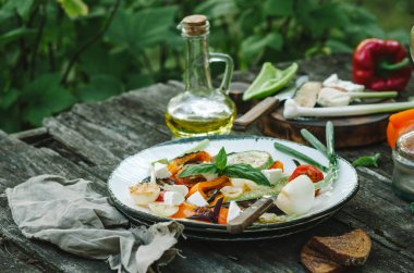 rustik tarzı ahşap bir masa üzerinde ızgara sebzeler mix