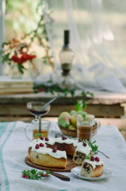 Sonbahar dekorasyonları rustik zemin üzerine beyaz sır kek tarçın ile kaplı