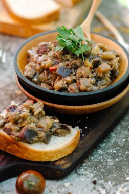 Geleneksel kafkas sote demlenmiş patlıcan, biber, soğan, domates ve rustik tarzı eski arka plan üzerinde otlar dan