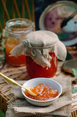 Ev yapımı tatlı elma reçel - organik sağlıklı gıda. Rustik tarzı bir hasır sandalye üzerinde doğada fotoğraf