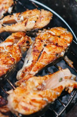 Izgarada ızgara somon.