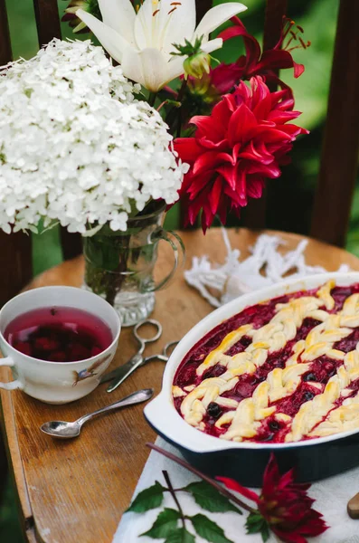 Hausgemachte Kirschtorte Auf Einem Holzstuhl Garten — Stockfoto