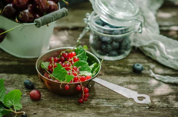 Blandning Färska Bär Och Frukt Vintage Trälåda Rustika Trä Bakgrund — Stockfoto