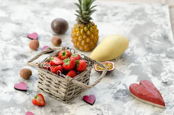 Cesta Fresas Frescas Con Frutas Exóticas Superficie Gris —  Fotos de Stock