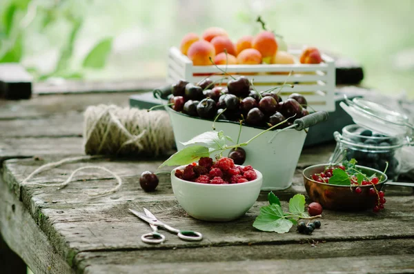 Blandning Färska Bär Och Frukt Vintage Trälåda Rustika Trä Bakgrund — Stockfoto