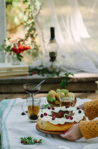 Safran ve romlu kek kırsal arka planda beyaz jöleli ve sonbahar dekorasyonlu.