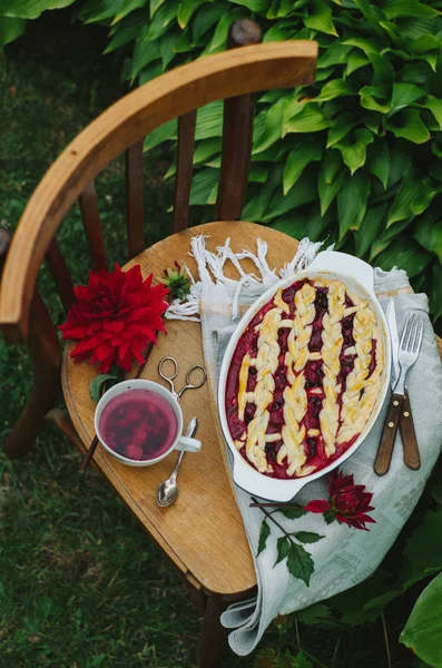 Tarta Cereza Casera Una Silla Madera Jardín —  Fotos de Stock