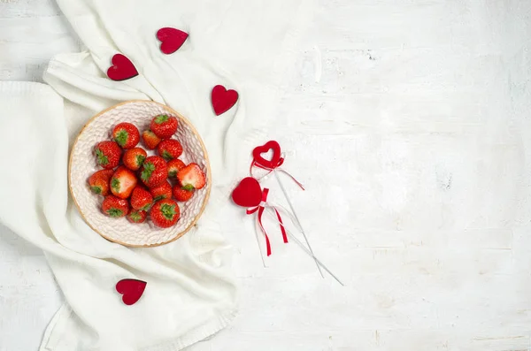 Cuenco Fresas Frescas Maduras Sobre Tela Blanca Con Corazones Rojos — Foto de Stock