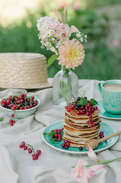 Pila Frittelle Banana Piatto Blu Con Bacche Fresche Miele Colazione — Foto Stock