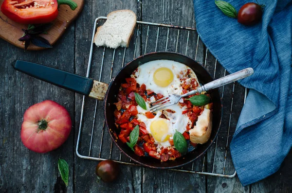 Shakshuka Pan Rustik Tarzı Ahşap Arka Plan Domates Soslu Kızarmış — Stok fotoğraf