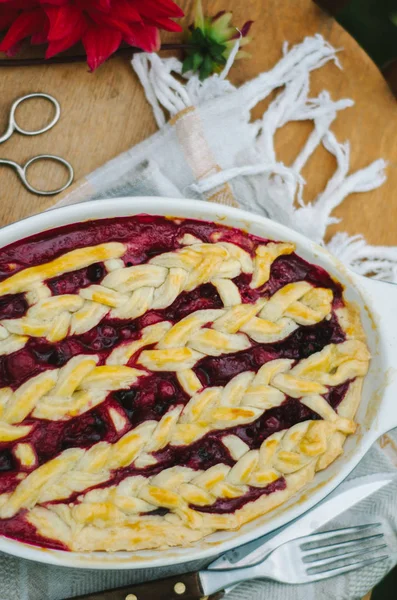 Hausgemachte Kirschtorte Auf Einem Holzstuhl Garten — Stockfoto