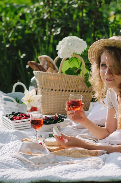 bir piknik açık havada üzerinde hasır şapkalı kadınlar