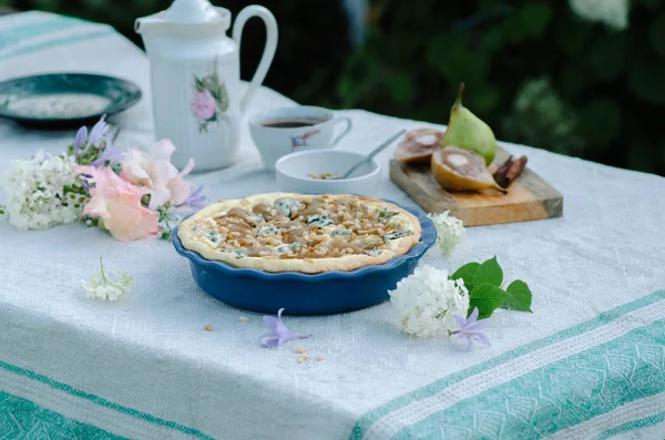 Pasta whith armut, çam fıstığı ve mavi peynir seramik formunda, çok lezzetli ve lezzetli kek.