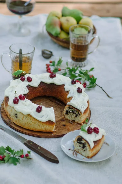 Bundt Cake Mit Zimt Bedeckt Mit Weißer Glasur Auf Rustikalem — Stockfoto