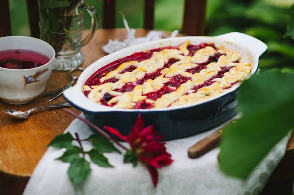 Hausgemachte Kirschtorte Auf Einem Holzstuhl Garten — Stockfoto