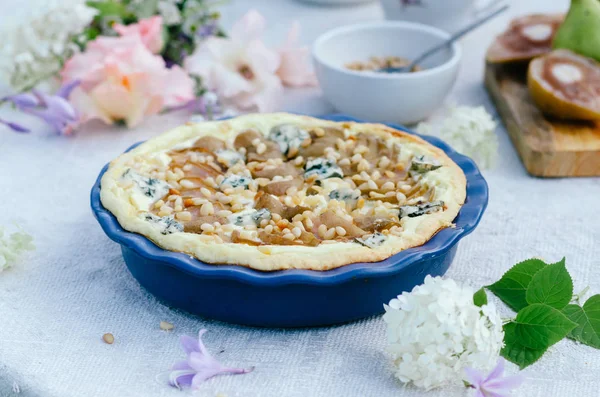 Kuchen Mit Birnen Pinienkernen Und Blauschimmelkäse Keramikform Sehr Lecker Und — Stockfoto