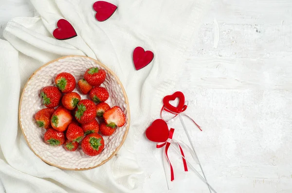 Cuenco Fresas Frescas Maduras Sobre Tela Blanca Con Corazones Rojos — Foto de Stock