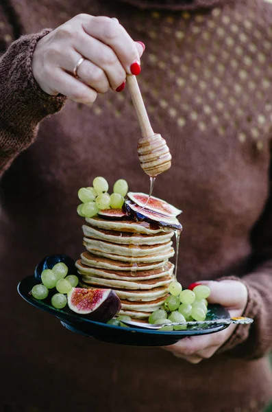 Deliciosas Panquecas Com Figos Uvas Mel Fundo Camisola Malha Marrom — Fotografia de Stock