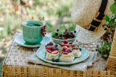 Pasta Kek krem dolgulu üfle ve tepesi berry