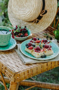 Pasta Kek krem dolgulu üfle ve tepesi berry