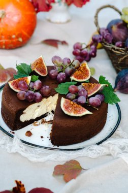 İncir ve üzüm sonbahar çikolatalı kek dekore edilmiş