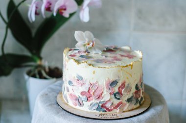 Doğum günü pastası ile orkide