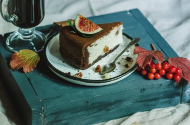 Kahve ve çikolata cheesecake ile ile yatakta kahvaltı