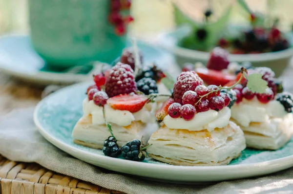 Pasta Kek Krem Dolgulu Üfle Tepesi Berry — Stok fotoğraf