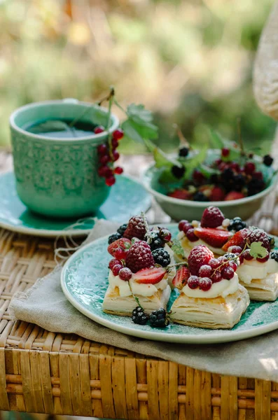 Torte Pasta Sfoglia Con Ripieno Panna Guarnizione Bacche — Foto Stock