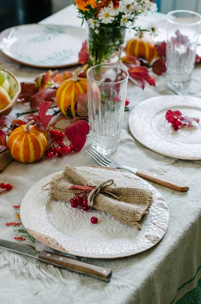 Podzimní Tabulka Nastavení Krásnou Desky Dýně Květiny Domácí Dekorace Pro — Stock fotografie