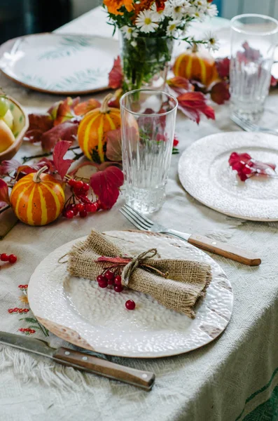 Mesa Otoño Con Hermosos Platos Calabazas Flores Decoración Casera Otoño —  Fotos de Stock