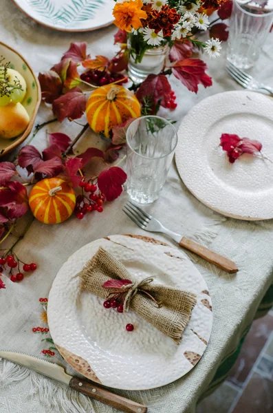 美しいプレート カボチャと秋のテーブル設定とあって お祝い夕食のための家の装飾 — ストック写真