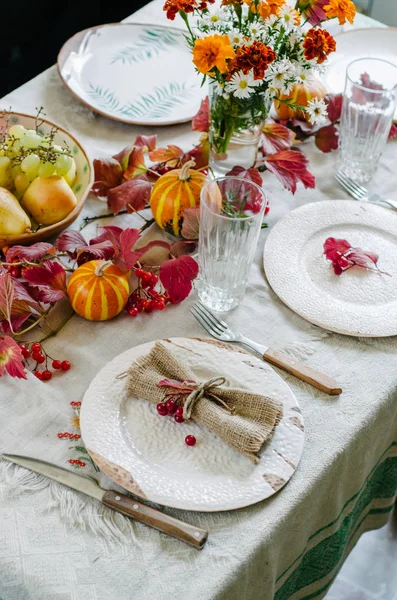 Mesa Otoño Con Hermosos Platos Calabazas Flores Decoración Casera Otoño — Foto de Stock