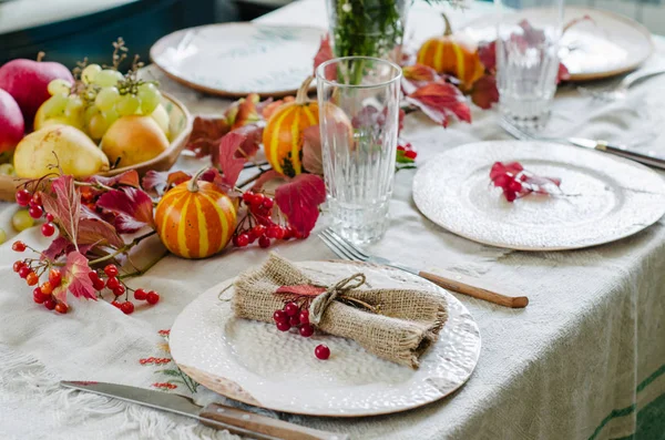 Mesa Otoño Con Hermosos Platos Calabazas Flores Decoración Casera Otoño — Foto de Stock