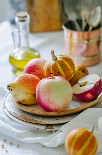 Stilleben Med Små Pumpor Äpplen Och Päron Keramisk Platta Hösten — Stockfoto