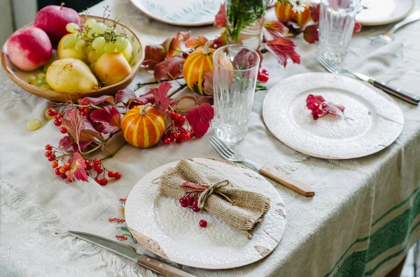 Mesa Otoño Con Hermosos Platos Calabazas Flores Decoración Casera Otoño — Foto de Stock