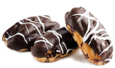 Beyaz arka plan üzerinde izole çikolata ile geleneksel Fransız eklerleri