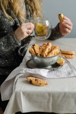 İtalyan kuru kurabiye cantucci veya badem fındık ile bisküvi tatlısı tabakta bir ahşap masa odak üzerinde yığılmış.