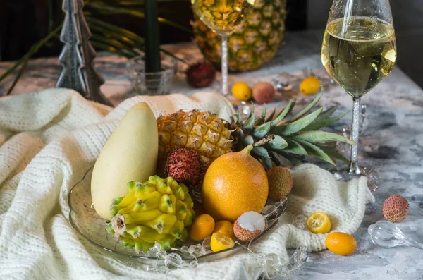 Mesa Natal Festiva Com Frutas Exóticas Champanhe — Fotografia de Stock